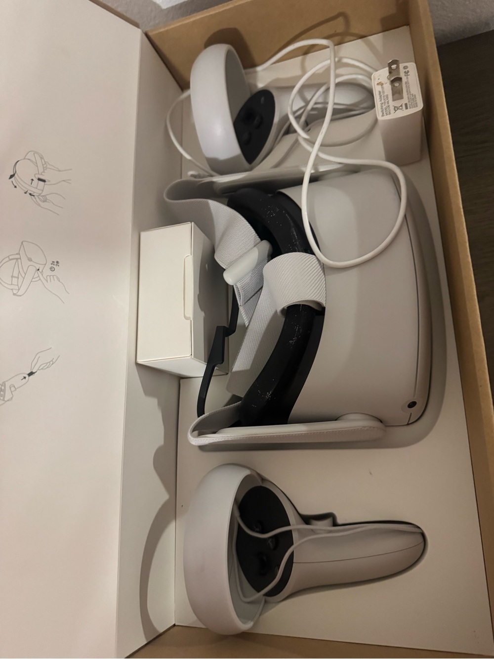 Oculus White Standalone VR Headset with White Controllers